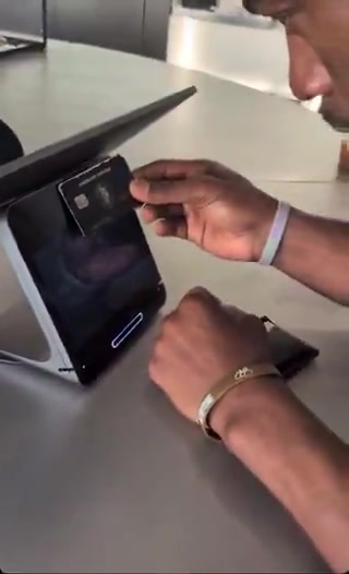 ?巴特勒晒刷卡视频:“由于您失业了 您的卡暂时用不了先生”