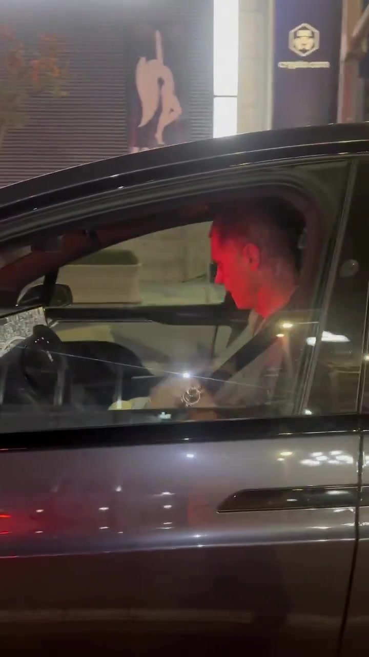 ?佩林卡给球迷签名 球迷高喊:你是湖人的MVP!谢谢哈里森!